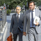 Óscar Puente, junto a su abogado, en la entrada de la Audiencia Provincial, antes de testificar por el caso de los avales del soterramiento.-J.M. LOSTAU