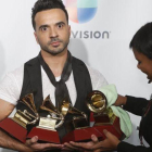 Luis Fonsi, esta noche en la gala de los Grammy Latino, con los cuatro galardones logrados con Despacito.-REUTERS / STEVE MARCUS