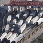 Un grupo de camiones espera su turno para entrar en territorio de Estados Unidos desde México.-AFP / JOHN MOORE