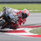 El australiano Casey Stoner, hoy, en los ensayos de Sepang (Malasia), con la Ducati.-