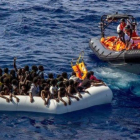 Operación de rescate de Médicos sin Fronteras de una sobrecargada embarcación neumática, a 26 millas de las costas de Libia, el 26 de octubre.-EFE / MSF