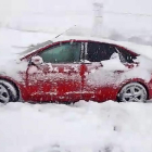 Vehículo del conductor multado, atrapado por la nieve en la AP-6 el día de Reyes.-E. M.