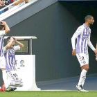 Joaquín habla con Melero tras ver las imágenes en televisión y no pitar penalti, mientras Toni (19)  y  Moyano (18) se echan las manos a la cabeza, junto a Nacho.-P.D.