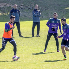 Herrera, en el centro junto a su segundo, observa a Jordán con el balón.-P.R.