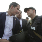 Guaidó, junto a un militar venezolano, en una imagen de archivo.-AP
