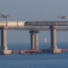 Dos aviones de guerra rusos sobrevuelan el puente que une Rusia con Crimea en el mar de Azov-PAVEL REBROV