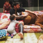 Messi, rodeado de sus hijos y sus perros en casa.-