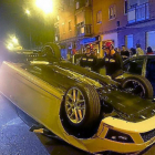 Estado que presentaba el coche que volcó en la calle Tirso de Molina.-ICAL