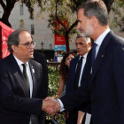 El rey Felipe VI saluda al president de la Generalitat, Quim Torra, a su llegada a la plaza de Cataluña en agosto del 2018, en el aniversario de los atentados del 17-A.-EFE / FRANCISCO GÓMEZ (EFE)