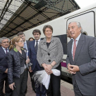 La comisaria de Transportes  de la UE en la estación de Valladolid,  con  el secretario de Estado de Infraestructuras. Tras ellos, el delegado del Gobierno-P. REQUEJO
