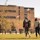 Tres estudiantes pasean por uno de los campus de la Universidad de Salamanca. E. M.