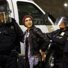 Una joven es detenida en las protestas del jueves por la noche en Portland.-REUTERS / STEVE DIPAOLA