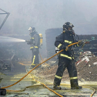 Dos agentes medioambientales trabajan en la extinción de un incendio en Peñafiel, en una imagen de archivo.-J.M. LOSTAU