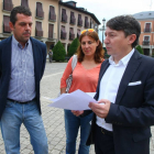 El portavoz de USE Bierzo en el Ayuntamiento de Ponferrada, Samuel Folgueral (D), junto al presidente de FELE Bierzo, Javier Morán (I), y la concejala Cristina López-Ical