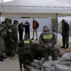 Artificieros del Ejército griego trabajan en la desactivación de la bomba de la segunda guerra mundial.-NIKOS ARVANITIDIS