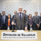 El presidente de la Diputación de Valladolid, Jesús Julio Carnero, lee el contenido del manifiesto que presentará su grupo en el próximo pleno, en defensa de las diputaciones.-ICAL