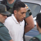 Driss Oukabir, conducido por la Guardia Civil en el centro de detención de Tres Cantos (Madrid) el 22 de agosto de 2017, día en que ingresó en prisión.-STRINGER