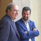 Juan Vicente Herrera junto a Luis Tudanca conversan ayer en los pasillos de las Cortes.-ICAL