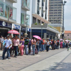 Colas de venezolanos ante un establecimiento de Caracas.-