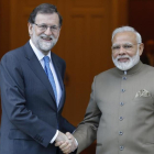 Mariano Rajoy recibe al primer ministro de la India, Narendra Modi, en la escalinata de la Moncloa.-AP / FRANCISCO SECO