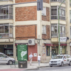 El joven taxista agredido estaba esperando clientes en esta parada de la calle Vitoria cuando a las diez y media sufrió el atraco de un conocido delincuente.-S. OTERO