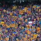 Estelades en un partido del Barça-JORDI COTRINA