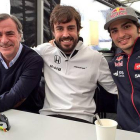 Fernando Alonso, sentado entre Carlos Sainz padre y Carlos Sainz hijo, en el circuito de Jerez.-Foto: TWITTER