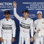 Nico Rosberg, flanqueado por Lewis Hamilton y Valtteri Bottas, celebra su 'pole' de Suzuka.-Foto: REUTERS