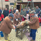 Momento en el que abren al marrano ante la expectación de los vecinos.-M. C.