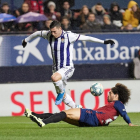 Aridane gana en carrera a Guardiola y le roba el balón cuando se disponía a disparar.-PHOTO-DEPORTE