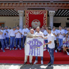 Jesús JulioCarnero recibe de manos de Borja yMoyano una camiseta firmada delRealValladolid.-J.M. LOSTAU