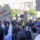 Estudiantes durante la concentración frente al cambio climático ayer en la Plaza de Portugalete.-ICAL