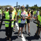 Los manifestantes portaron cruces para condenar las muertes en la N-1 y reivindicar la liberalización de la AP-1.-ICAL
