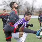 Un jugador del Celta B intenta despejar sin miramientos ante la presencia de Caye Quintana.-Miguel Ángel Santos
