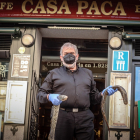 Germán Hernández, a la puerta del restaurante Casa Paca, con dos ejemplares de lamprea. | E.M.