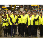 Juan Vicente Herrera, en el centro de la imagen, en un momento de la visita, ayer,  a la factoría belga Bekaert Burgos (Ubisa).-RAÚL G. OCHOA
