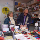 Atilano Sevillano firma libros en la plaza Mayor de Valladolid.-TWITTER