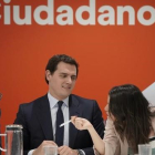 Albert Rivera, entre José Manuel Villegas e Inés Arrimadas, en una reunión de la ejecutiva.-JOSÉ LUIS ROCA