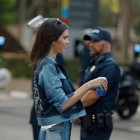 Kendall Jenner en el nuevo anuncio de Pepsi se detiene ante un policía y le ofrece el refresco en plena manifestación.-TWITTER