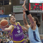 Óscar Alvarado intenta entrar a canasta durante su etapa con el CB Valladolid.-PABLO REQUEJO