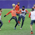 Míchel, en el centro, intenta controlar el balón ante Anuar, Deivid y Ramos.-J.M. LOSTAU