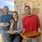 Ana y José María Nieto, junto a Diego Izquierdo, a la puerta del restaurante rural Argusino, en la localidad sayaguesa de Villar del Buey.-