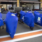 El box de Yamaha en Cheste, con las motos de Valentino Rossi y Jorge Lorenzo.-MIRCO LAZZARI