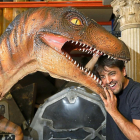 Miguel Lobato con un dinosaurio hecho en su taller.-J. M. LOSTAU