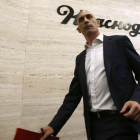 Luis Rubiales se dispone a anunciar la destitución de Lopetegui.-MANU FERNANDEZ (AP)