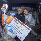La ganadora del primer premio del Sorteo de los Deseos, Lucía García, junto con su nieta en el interior de la limusina que ayer les trasladó por las tiendas de la ciudad.-MIGUEL ÁNGEL SANTOS