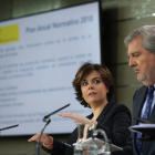 Íñigo Méndez de Vigo y Soraya Saénz de Santamaría en la rueda de prensa posterior al Consejo de Ministros.-DAVID CASTRO