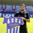 Asier Villalibre posa en el José Zorrilla con su nueva camiseta, cuyo dorsal aún no está decidido.-BALCAZA