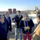 Pablo Trillo junto al alcalde de Cabezón, Arturo Fernández y técnicos de la empresa constructora, ayer.-EL MUNDO