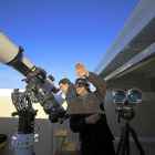 Jon Teus visionando el cielo con el telescopio del Centro Astronómico de Tiedra.-ICAL